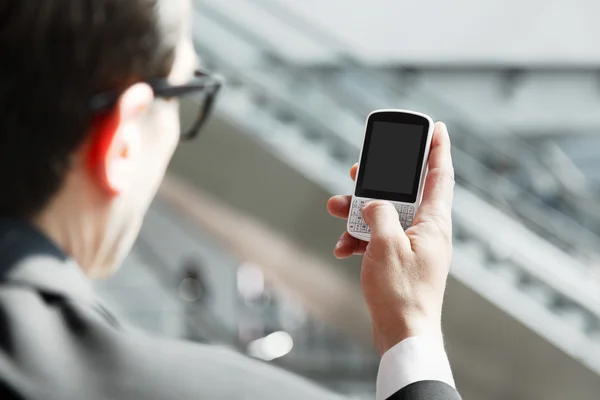 Close up van een man met mobiele telefoon — Stockfoto