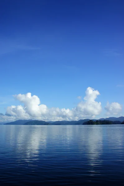 Insan terengganu Malezya içinde tatlı su Gölü, kenyir Gölü'nün yapımı — Stok fotoğraf