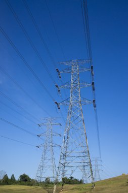 yüksek gerilim elektrik hattı pilon mavi gökyüzü