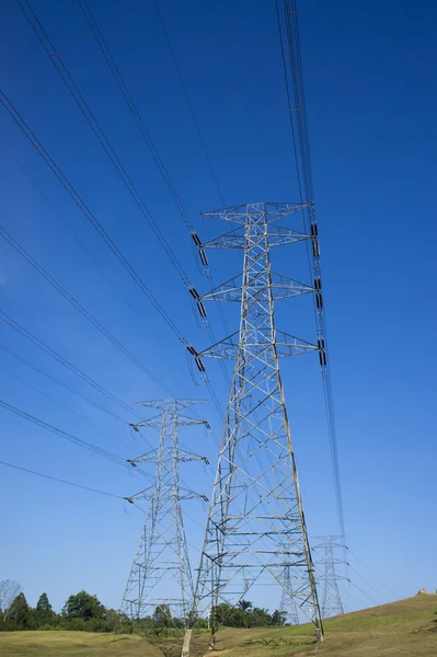 yüksek gerilim elektrik hattı pilon mavi gökyüzü