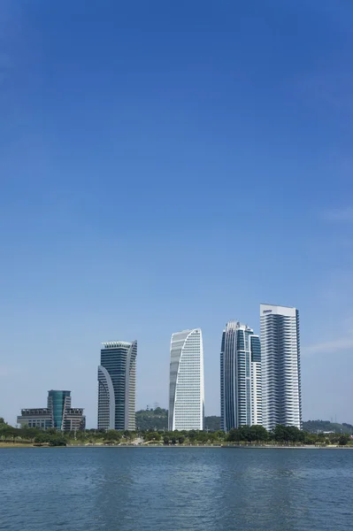 putrajaya, Malezya içinde lakeside tarafından bina yüksek artış