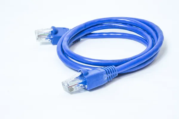 Μπλε δίκτυο ethernet καλώδιο σύνδεσης με το συνδετήρα rj-45 — Φωτογραφία Αρχείου