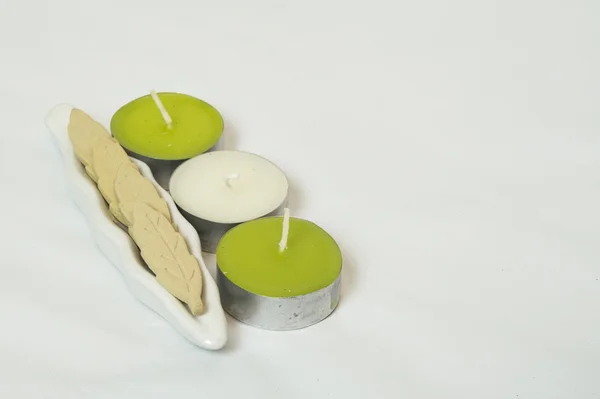 Leichte grüne und weiße Duftkerze für die Aromatherapie — Stockfoto