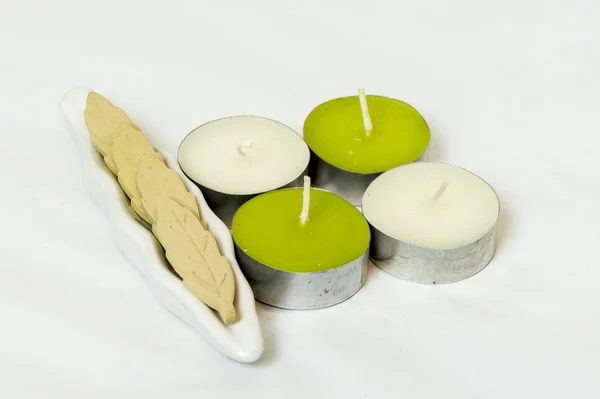 Açık yeşil ve beyaz kokulu küçük mum aromaterapi için uygun