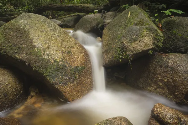 Cascata di acqua dolce con formazione di rocce nella foresta pluviale tropicale — Foto Stock