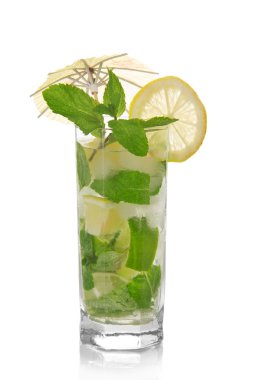Mojito, şemsiye ve üzerinde beyaz izole nane ve limon dilimi ile dekore edilmiştir