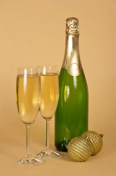 Garrafa e dois copos de vinho, duas bolas de Ano Novo de ouro — Fotografia de Stock