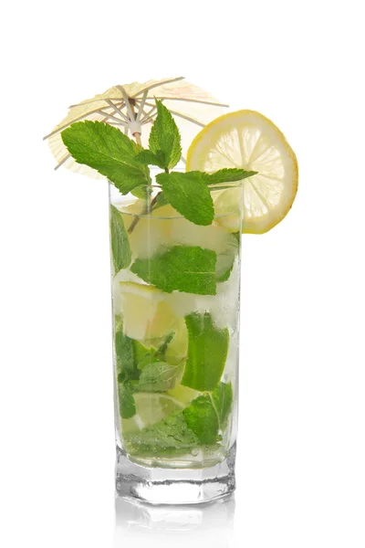 Mojito, ist mit einem Regenschirm und einer Scheibe Zitrone und Minze auf weiß isoliert dekoriert — Stockfoto