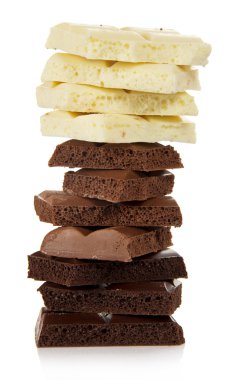 çeşitli parçalar üzerinde beyaz izole çikolata Kulesi