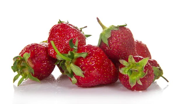 Frische Erdbeeren isoliert auf weiß — Stockfoto