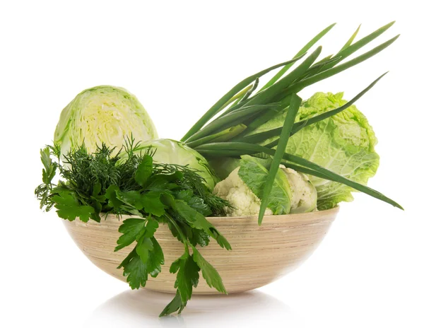 Karnabahar, Beyaz lahana, Çin lahanası, yeşil soğan, maydanoz ve dereotu üzerinde beyaz izole kase — Stok fotoğraf