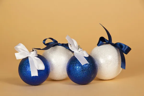 Charmante heldere Kerstmis bollen met bogen op een beige achtergrond — Stockfoto