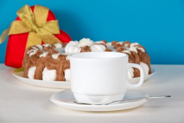 pasta, çay-olaylar ve mavi üzerine beyaz bir bez üzerinde Hediyelik eşya