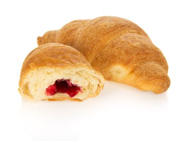 bir kahvaltı için taze kruvasanlar üzerinde beyaz izole