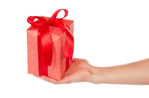 Caja de regalo con una cinta y lazo, en la mano femenina, aislado en el blanco — Foto de Stock