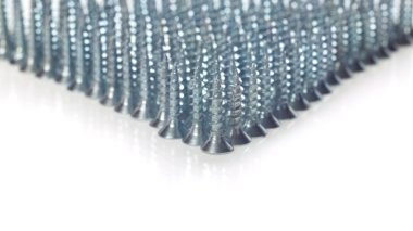 güzel koymak üzerinde beyaz izole vidası