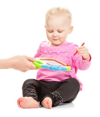 pembe bir ceket ve siyah pantolon mutlu bir çocuk olarak izole beyaz çizer