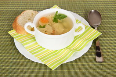 çorba, ekmek, bir tabak, kaşık ve Yeşil Bambu Kumaş peçeteyi kase