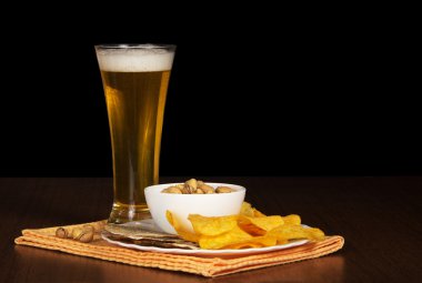 Yemek fişleri, Antep fıstığı ve tuzlu balık, bir bardak bira ile ve bir tablo üzerinde bir peçete