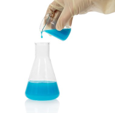 flask mavi kimyasal sıvı, cam, üzerinde beyaz izole el ile