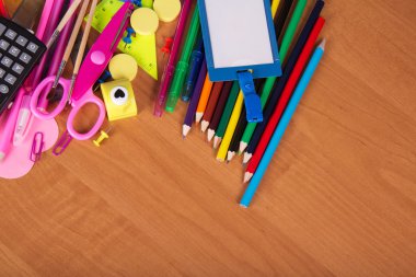 büyük ofis araçları kümesi, bir renk kalemler ve rozetini masaya boşalt