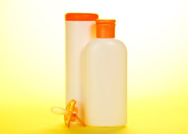 Çocuk toz ve sarı bir arka plan üzerine yağlıboya