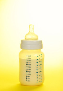 Sarı çocuğun beslenme için küçük şişe