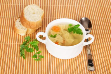 Yapıştır ve sebze bambu kumaş üzerine saydam tavuk suyu