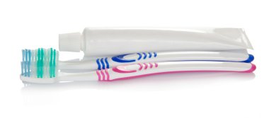 beyaz izole iki diş fırçası ve diş macunu