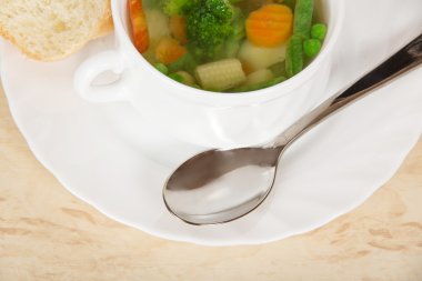 taze sebze çorbası, yeşil fasulye, bezelye, havuç, patates, kırmızı biber, mısır koçanı ve brokoli kapta yaptı