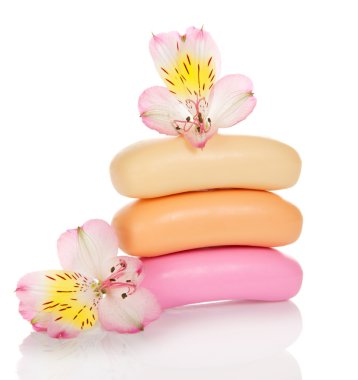 yığın tuvalet sabunları ve üzerinde beyaz izole bir alstroemeria çiçek