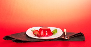 jelly, bir kaşık ve kahverengi peçete ile plaka