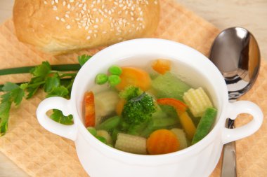 fincan taze sebze çorbası ve ekmek üzerine peçete, portre