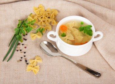 makarna, baharat, yeşillik ve bir çul üzerine bir fincan çorba