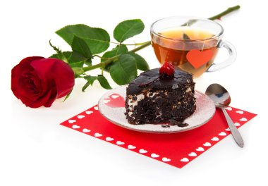 çikolatalı kiraz kek, sıcak çay ve üzerinde beyaz izole kırmızı gül