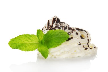 hill krem şanti çikolata ve nane ile dekore edilmiştir.