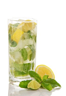 taze mohito kokteyli, bir limon dilimleri ve nane