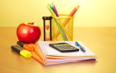 Kitaplar, işaretçileri tutamaçlı bir kum saati ve apple destek egzersiz