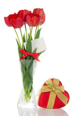 Lale vazo ve üzerinde beyaz izole altın fiyonklu hediye