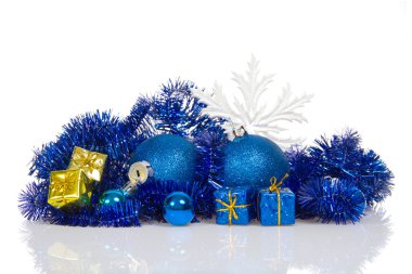 Mavi Noel topları ve mavi, altın hediye kutuları, mavi tinsel, üzerinde beyaz izole kar taneleri