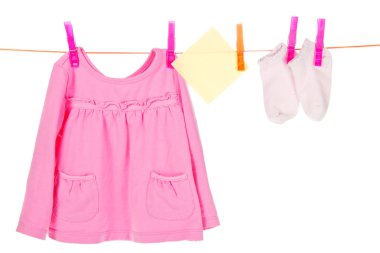 Çocuk şeyler üzerinde beyaz izole bir ip üzerinde kuru