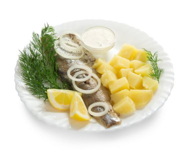 ringa balığı ve üzerinde beyaz izole kahvaltı, soslu patates