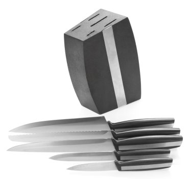 Beş çelik mutfak bıçakları ve üzerinde beyaz izole bıçak blok