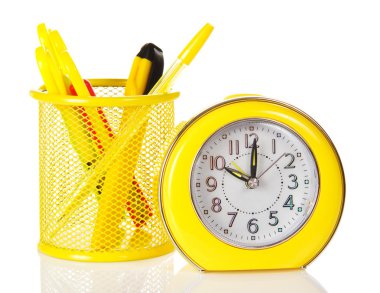 modern saat çalar saat, tükenmez kalem, makas ve bir kesici standı