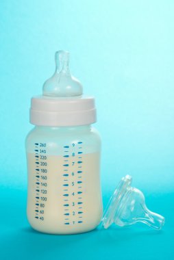 boynuz süt ve mavi bir emzik