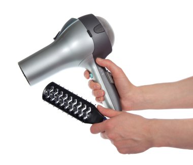 saç kurutma makinesi ve üzerinde beyaz izole bir saç fırçası tutan eller