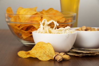 bira, closeup gri bir arka plan üzerinde snack