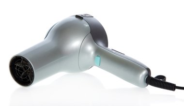 saç kurutma makinesi üzerinde beyaz izole saç bakımı için