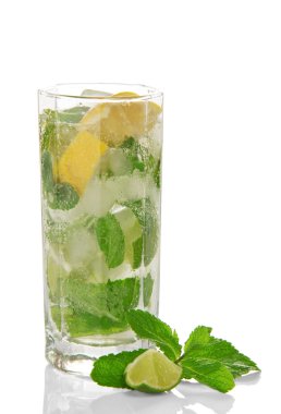 Cold cocktail of the Mojito and the leaves of spearmint