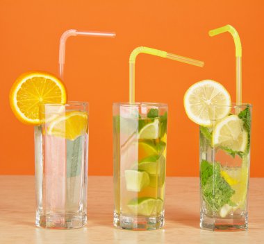 çay limon, portakal suyu ve kokteyl bir tablo